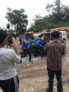 Waduh! Mobil Pembawa Logistik TdS Terbalik di Jalinsum Padang Sibusuk Sijunjung