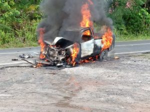 Pikap Tabrak Truk Tengki dan Terbakar di Trans Kalimantan