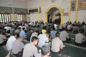 Tingkatkan Iman dan Taqwa, Personil Polda Banten Binrohtal di Masjid Baiturrahman