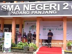 Gebyar Program Unggulan, Fadly Amran Salurkan Beasiswa untuk 41 Mahasiswa dan Guru Honorer Padang Panjang