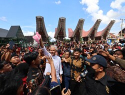 Capres Ganjar Pranowo Dilayani Sebagai Mukmin di Tana Toraja, Disediakan Sajadah dan Kopiah